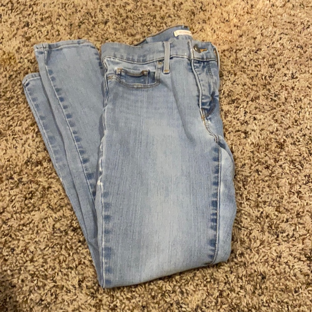 Size 26 (0/2) Levi’s skinny Jeans. Barely worn.